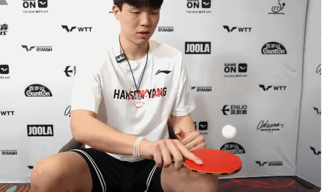 九游官网-不愧是技术流！杨瀚森观战WTT美国大满贯，赛后拿球拍颠乒乓球