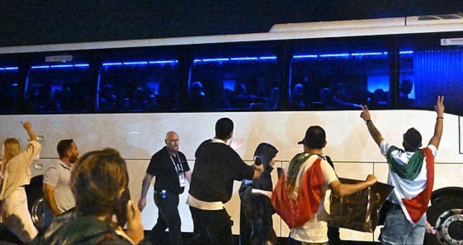 九游官方网站-伊朗女足手语比出求救讯号，伊朗球迷围堵大巴呼吁保护球队成员